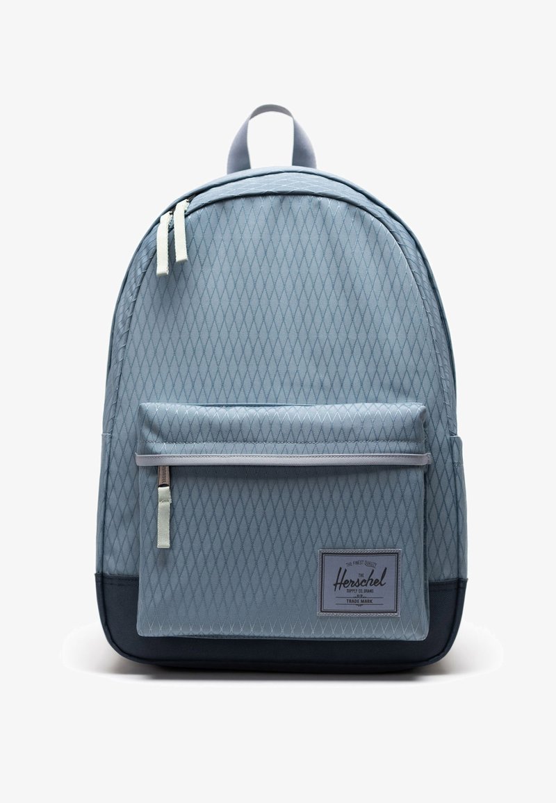 Sac à dos Herschel bleu clair avec motif en losanges, poche avant zippée, curseurs blancs et panneau inférieur foncé sur fond blanc.