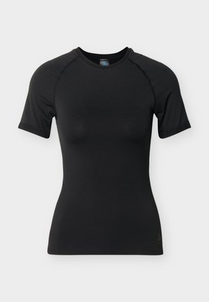 Melna īsroku sporta krekls ar teksturētu audumu uz pleciem un piedurknēm, gludu ķermeņa daļu un apaļu kakla izgriezumu, attēlots uz vienkārša fona.