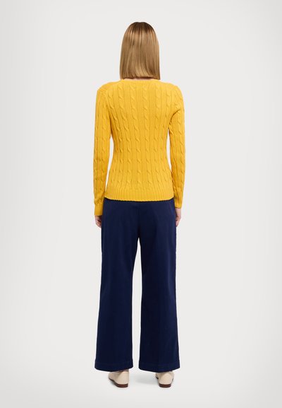 Polo Ralph Lauren CABLE KNIT COTTON V NECK SWEATER - Džemperis - gold bugle