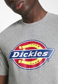 Dickies ICON LOGO TEE - Triko s potiskem - grey melange