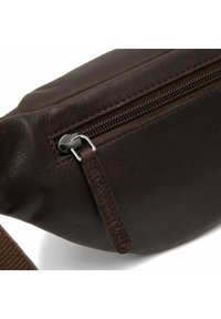 Marsupio in pelle marrone con chiusura a zip, superficie testurizzata e tracolla in tessuto. Marchio distintivo sull'etichetta in pelle.