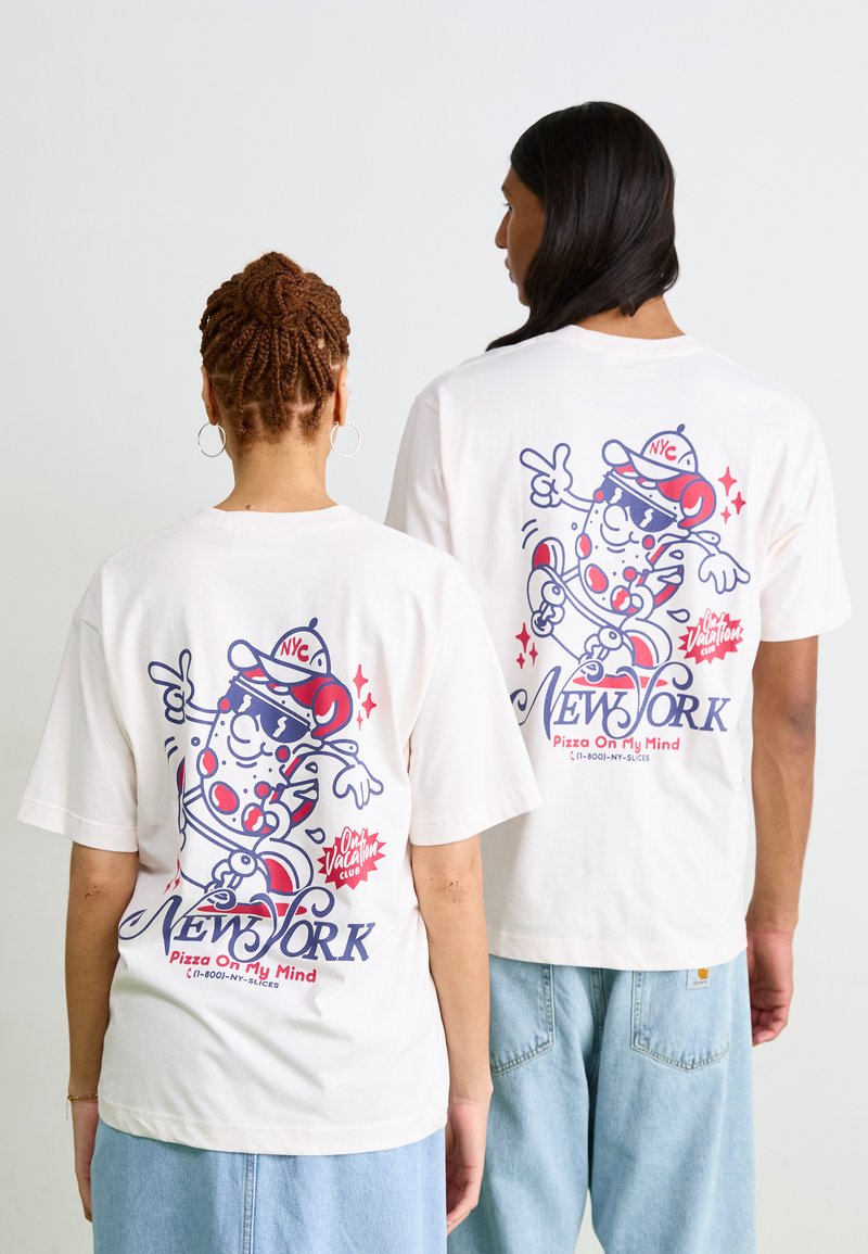 Camisetas blancas de algodón con un gráfico de personaje de pizza de dibujos animados en la parte posterior, que presenta el texto "Nueva York" y "Pizza En Mi Mente" en colores vibrantes.