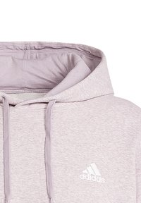Felpa leggera color lavanda con cappuccio con cordino, polsini a coste e un piccolo logo Adidas bianco sul davanti. Tessuto morbido.