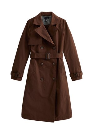 Bruine dubbelgeknoopte trenchcoat met brede revers, tailleband met gesp, manchettenriemen en zijzakken, weergegeven op een witte achtergrond.