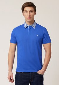Polo tričko s krátkym rukávom v žiarivej modrej farbe z bavlny, so prúžkovaným golierom a malým bielym logom na hrudi.