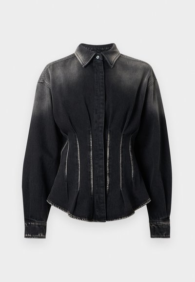 Črna jeans jakna s prilagojeno zasnovo, visokim ovratnikom in dvema sprednjima šivoma. Ima zaponko na gumb in dolge rokave z detalji na manšetah.