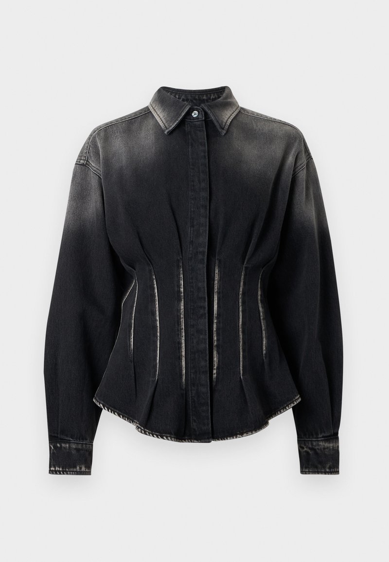 Giacca di jeans nera con un design aderente, colletto alto e due cuciture frontali. Presenta una chiusura con bottoni e maniche lunghe con dettagli sui polsini.