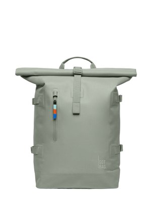 Grå rygsæk med rullemekanisme, lomme foran med lynlås, dekoreret med en multifarvet trækflig og "GOT BAG"-logo nederst til højre.