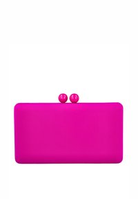 Clutch fucsia con textura suave, forma rectangular y dos broches redondeados en la parte superior. El exterior es sólido y sin patrones.