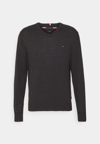 Maglione grigio scuro a scollo a v in morbido tessuto a maglia. Presenta maniche lunghe, polsini a coste e un piccolo dettaglio del logo sul petto.