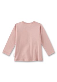 Langarmhemd aus weichem rosa Baumwollstoff, Rundhalsausschnitt mit Rippenstruktur und Seitennäheschild. Glatte Textur ohne Muster oder sichtbare Hardware.
