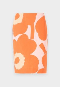 Jupe crayon orange ornée de grands motifs floraux en nuances de rose et crème. Tissu lisse avec une coupe ajustée, longueur au genou.