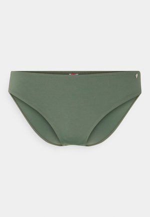 Olivegrüner Bikini-Slip mit glatter Textur, niedrig geschnittenem Design und minimaler Naht. Mit einem kleinen Metall-Logo an der Seite.