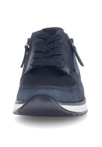Zwarte sport schoen met een combinatie van suede en glad materiaal, ronde neuzen en een dubbele zijrits voor gemakkelijke toegang.