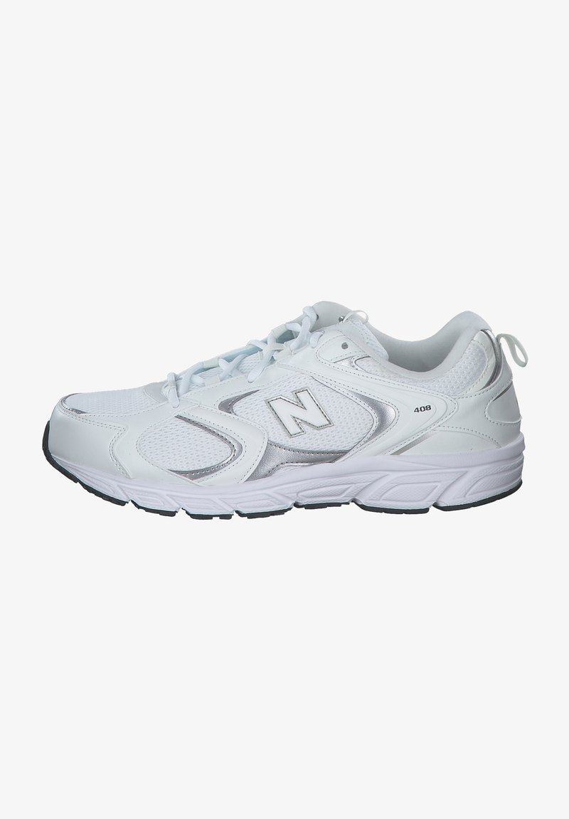 Weiße Sportschuhe mit Obermaterial aus Mesh, silbernen Akzenten und gepolsterter Sohle. Mit Schnürsenkeln und einem kleinen Zugschlaufe an der Ferse für ein einfaches Anziehen.