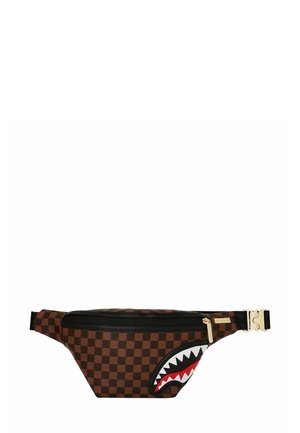 Bolsa de cintura a cuadros marrón con cremallera y correa negras, que presenta un diseño de boca de tiburón con dientes blancos y un interior rojo en el lado derecho frontal.