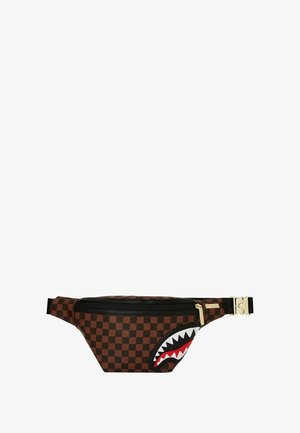 Bolsa de cintura a cuadros marrón con cremallera y correa negras, que presenta un diseño de boca de tiburón con dientes blancos y un interior rojo en el lado derecho frontal.