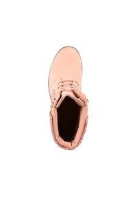 Botín rosa con un upper suave, puntera redonda y cierre de cordones; cuenta con un cuello acolchado texturizado y un acento de cremallera dorada.