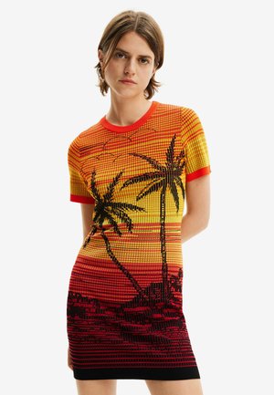 Abito in maglia con una gradazione di giallo, arancione e rosso, decorato con grafiche di palme nere. Maniche corte e scollatura rotonda.