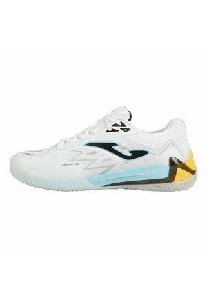 Zapato deportivo blanco con logo negro, entresuela azul claro, acento amarillo en el talón y suela texturizada, visto de perfil derecho sobre fondo blanco.