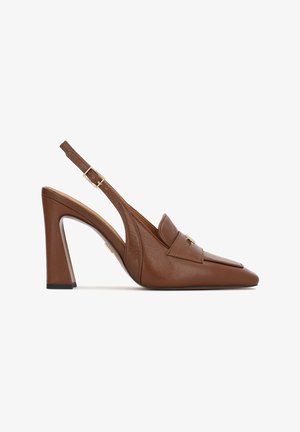 Zapatos de tacón slingback de cuero marrón con punta puntiaguda, tacón de bloque y solapa decorativa con detalles metálicos. Textura lisa en toda la superficie.