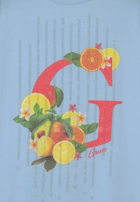 Světle modrý bavlněný top bez rukávů s velkým červeným „G“ a ilustracemi ovoce, včetně pomerančů, citronů a květin, v lesklém tisku.