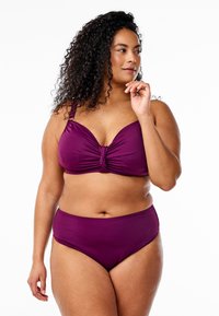 Lila bikini-set med knutdesign fram på toppen, justerbara band och högmidjade bottnar med slät textur.