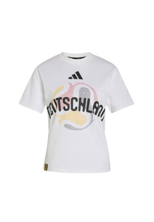 T-shirt blanc Adidas avec le texte noir "DEUTSCHLAND" et un graphique abstrait rouge, jaune et noir ressemblant à un ballon de football sur le devant.