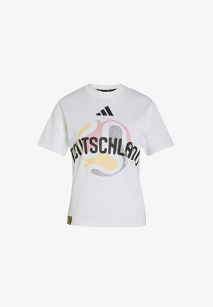 T-shirt blanc Adidas avec le texte noir "DEUTSCHLAND" et un graphique abstrait rouge, jaune et noir ressemblant à un ballon de football sur le devant.