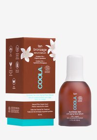 Braune Box mit weißem Blumendesign, Text in Englisch und Französisch. Klare Glasflasche, weiße Kappe, enthält Bräunungsserum, 50 ml.