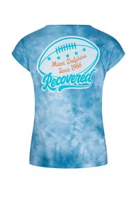 Ljusblå tie-dye t-shirt med en fotbollsgrafik som har "Miami Dolphins Since 1966" och ordet "Recovered" i kontrasterande turkos.