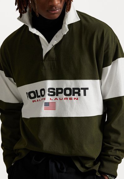 Olijfgroene rugbyshirt met lange mouwen en witte horizontale strepen, met het "POLO SPORT" logo, rode accenten en een kraag.