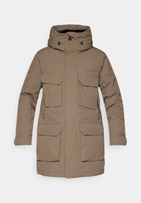 Brun isoleret parka-jakke med hætte, der har to store forlommer, lynlåslommer i siden og en glat tekstur.