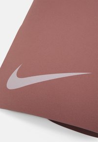 Nike Performance MAT 4 MM REVERSIBLE - Joogamatt - smokey mauve/platinum violet