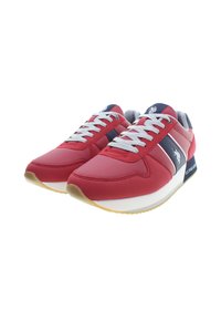 Czerwone trampki z gładką syntetyczną cholewką, szarymi sznurówkami i granatowymi akcentami. Posiadają amortyzującą podeszwę oraz detal z logo na pięcie.