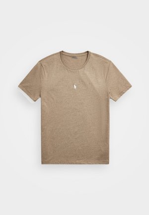 Beiges T-Shirt mit kurzen Ärmeln und Rundhalsausschnitt mit kleinem weißen Pferdelogo mittig auf der Brust vor einfachem Hintergrund.