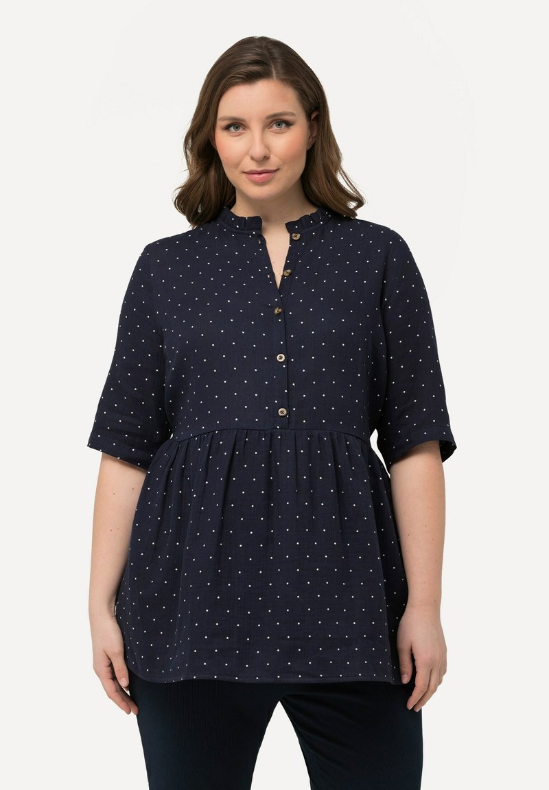Blusa button-up blu navy con colletto arrotondato, maniche corte e design a strati con pois bianchi in tutta la superficie.