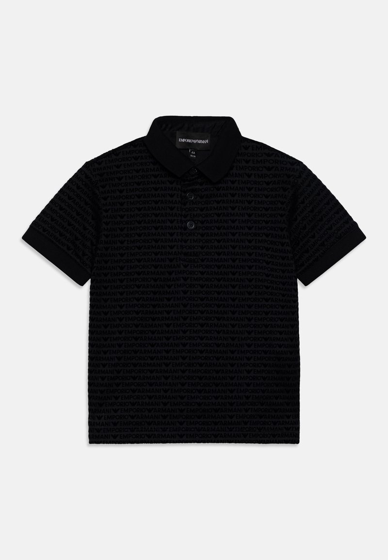 Polo shirt nera con un motivo testurizzato che presenta loghi ripetuti, colletto, patta con tre bottoni e maniche corte.