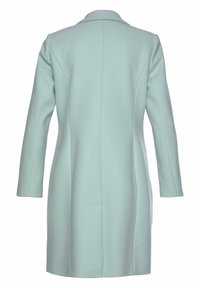 Světle modrý, dlouhý kabát s klopovým límcem, strukturovaným střihem a přizpůsobenými švy. Zadní pohled ukazuje čistý, minimalistický design.