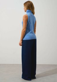 Authentic Cashmere COL ROULÉ SANS MANCHES - Top - sky