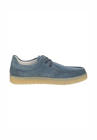 Chaussure décontractée pour homme en daim bleu à lacets, avec semelle en caoutchouc beige, bout mocassin arrondi et détails cousus sur fond blanc.