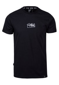 Schwarzes Baumwoll-T-Shirt mit einem weißen gestickten Logo auf der linken Brust, Rundhalsausschnitt, kurzen Ärmeln und geradem Schnitt.