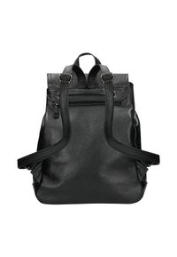 Zwarte leren rugzak met een gestructureerd oppervlak, dubbele schouderbanden, een handvat aan de bovenkant en een ritsvak aan de voorkant voor opslag.