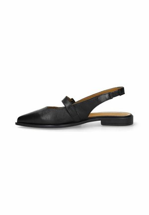 Zwarte leren slingback platte schoen met puntige neus en een enkele band over de bovenkant, zijaanzicht op een witte achtergrond.