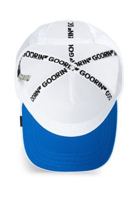 Casquette de baseball blanche avec un panneau avant bleu, arrière en maille et sangles noires avec logo à l'intérieur. Présente des coutures et une visière courbée.