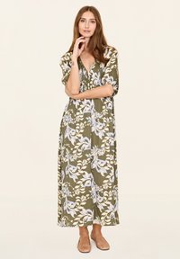 Langes, olivengrünes Blumenkleid mit kurzen Ärmeln, das mit hellblauen und cremefarbenen Mustern verziert ist. Leichter Stoff mit lockerer Passform.