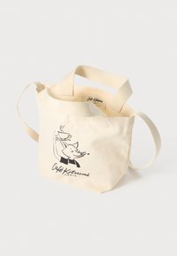 Beige kanvaspose med to tekstilhåndtak, med en svart illustrasjon av en gris som holder en kopp. Inkluderer logotekst under designet.