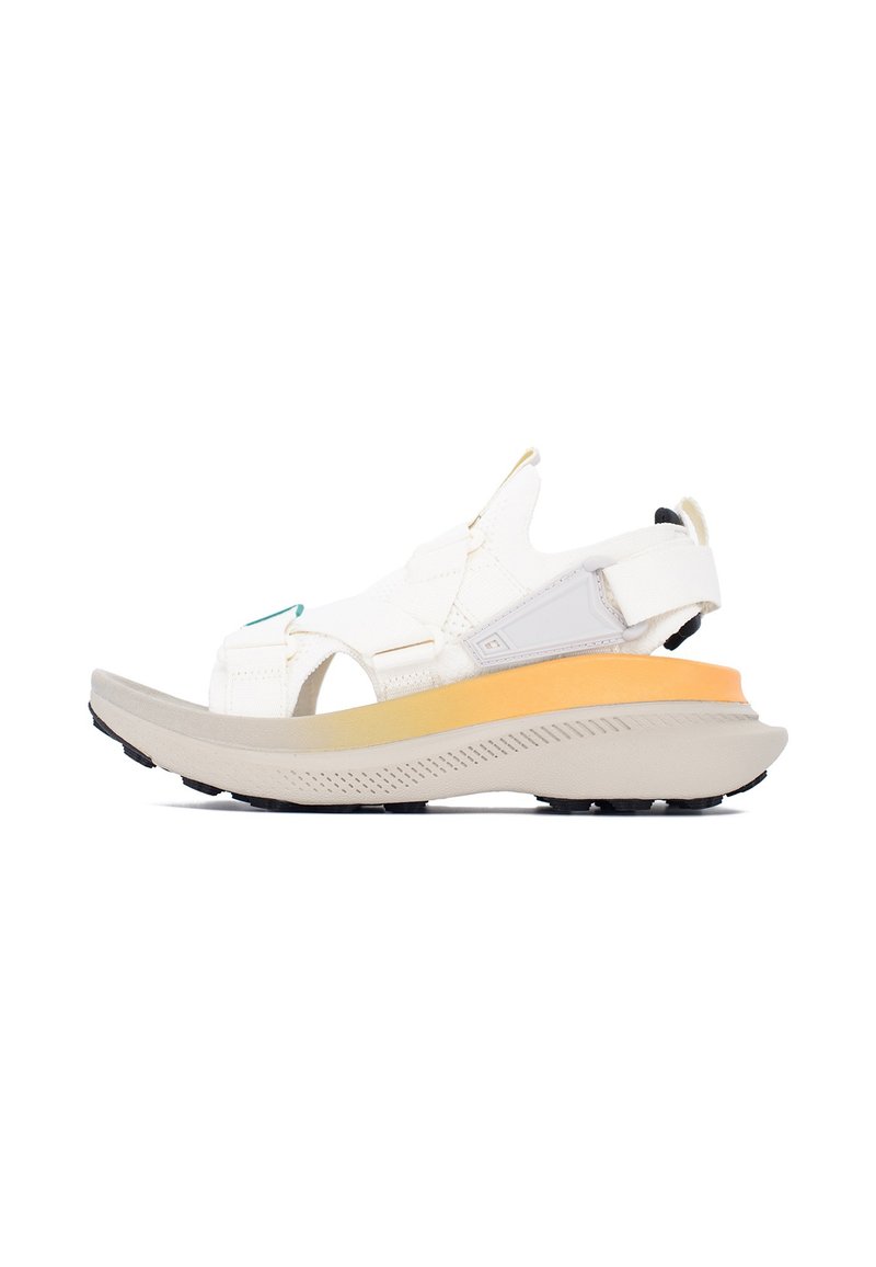 Sandal bianco e grigio con suola curvata, accenti arancioni, cinturini regolabili e upper testurizzato. Presenta una suola nera robusta per una buona aderenza.