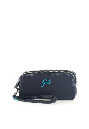 Piccolo portamonete da polso in pelle blu navy con due scomparti con cerniera, cuciture bianche e logo "Gabs" turchese sul davanti.