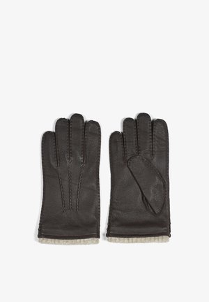 Guanti in pelle marrone con tre cuciture sulle dita, fodera in morbida lana ai polsi e una finitura texturizzata sulla pelle.